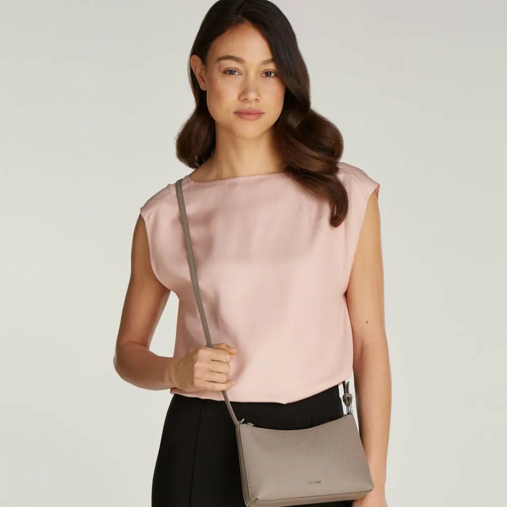 Calvin Klein Henkeltaschen|Schultertaschen<Ck Must Schultertasche 22.5 cm cinder monogram