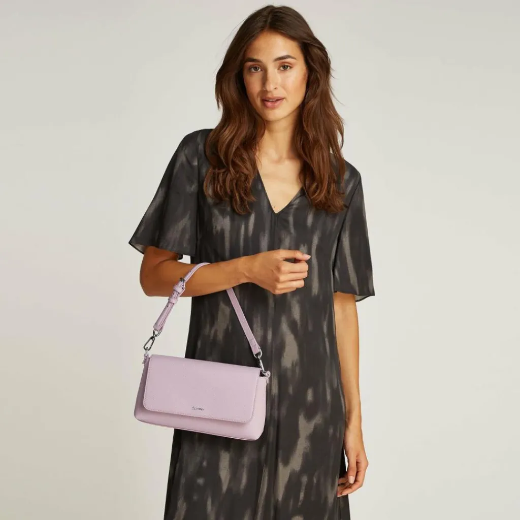 Calvin Klein Schultertaschen<CK Must Schultertasche 27 cm purple