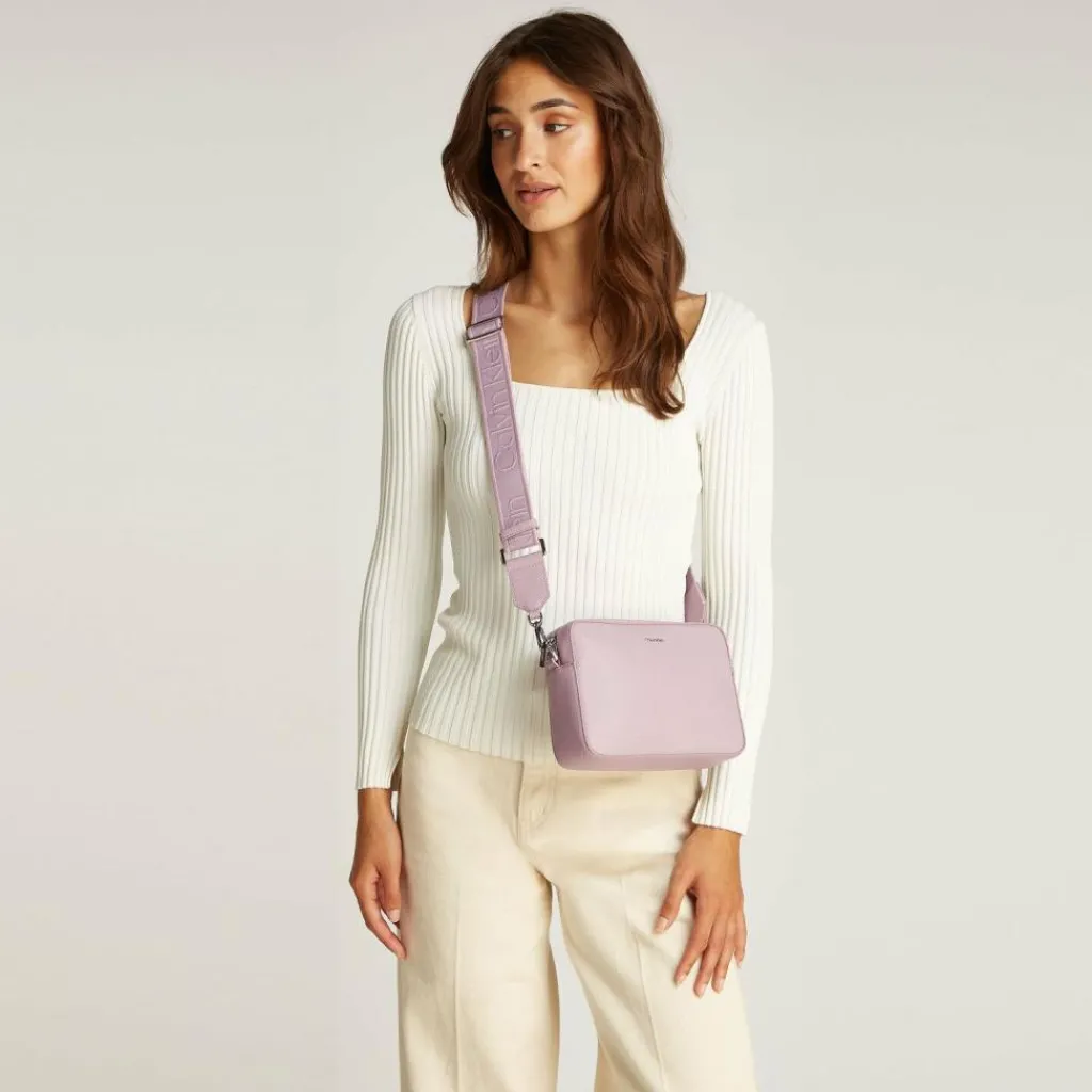 New Calvin Klein CK Must Umhängetasche 21.5 cm purple