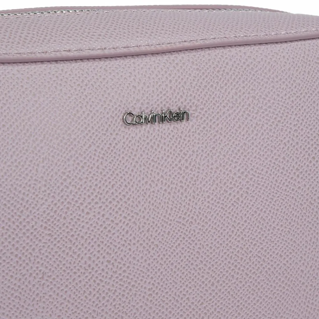 New Calvin Klein CK Must Umhängetasche 21.5 cm purple