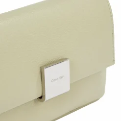 New Calvin Klein CK Plaque Mini Bag Umhängetasche 17.5 cm green