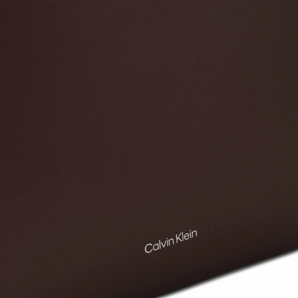 Discount Calvin Klein Line Ns Umhängetasche Leder 20 cm raisin