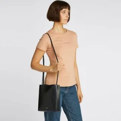 Hot Calvin Klein Line Umhängetasche Leder 24.5 cm black