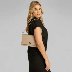 Outlet Calvin Klein Re-Lock Schultertasche 26 cm brown