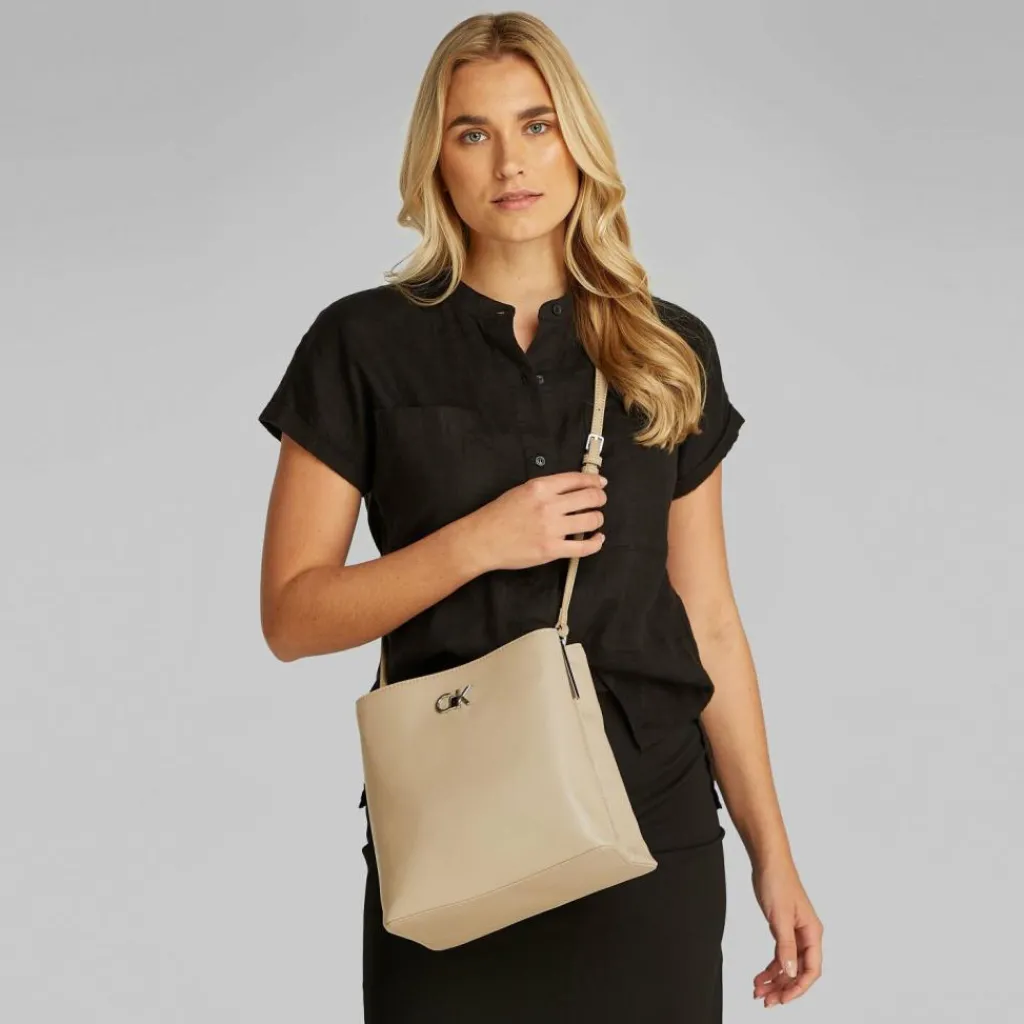 Calvin Klein Re-Lock Umhängetasche 25 cm brown