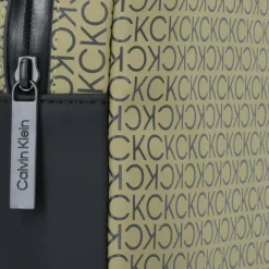Calvin Klein Rubberized Conv Umhängetasche 18 cm delta green mono