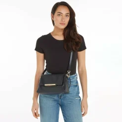 Discount Tommy Hilfiger TH Plaque Schultertasche Leder 26 cm black